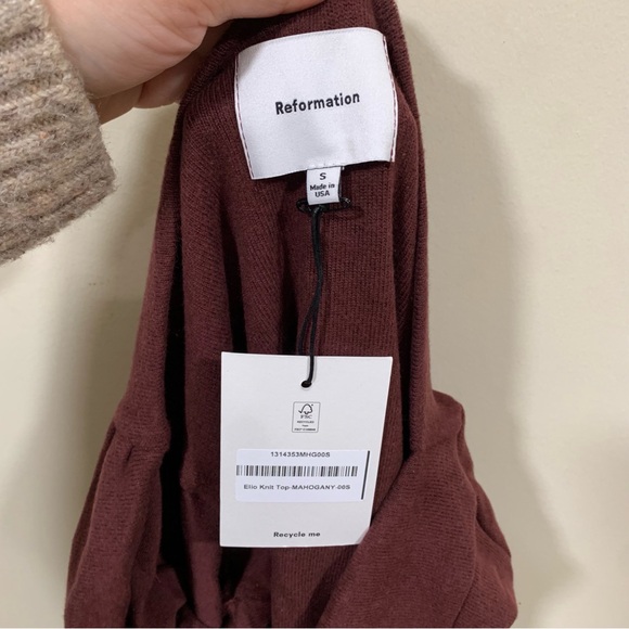 NWT Reformation
Elio Knit Top size small off the shoulder long sleeve women - Picture 9 of 9